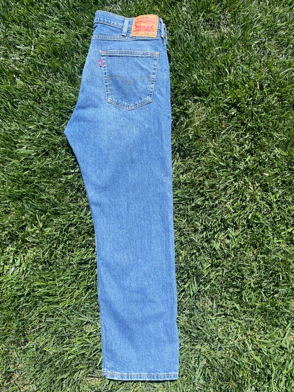 Levi's 505 regular fit straight-leg men’s jeans in a medium wash. Size 38 x 30 - Picture 2 of 4